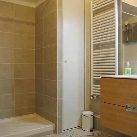 Immeuble Standing, Troisime Tage Avec Balcon Apartment